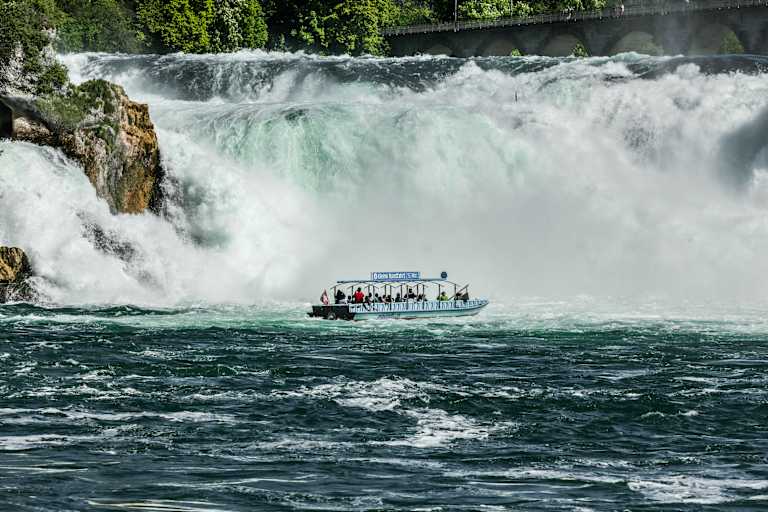 Der Rheinfall von Schaffhausen zählt zu den beliebtesten Attraktionen der Region