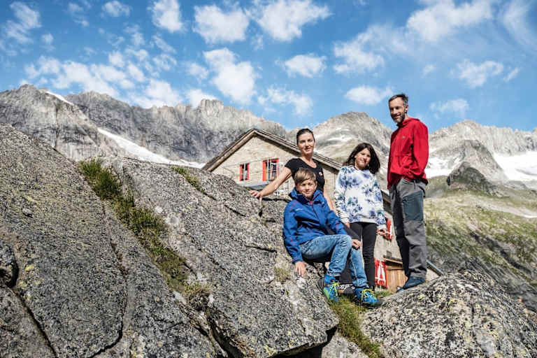 Julia Stauder und Martin Falkner, die Wirtsleute der Richterhütte, mit ihren Kindern Dora und Rian. Das Foto wurde 2018 aufgenommen