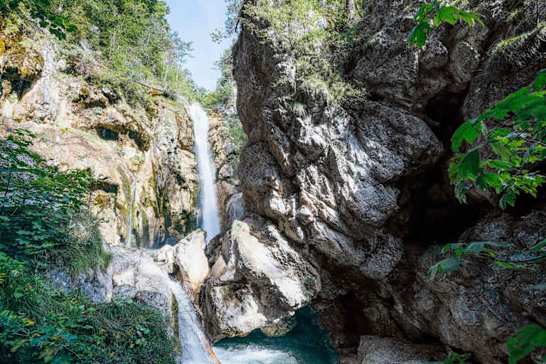 Ein kleiner Wasserfall im Wald.