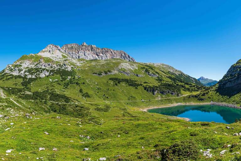 Die Rote Wand und der Formarinsee im Lechquellengebirge
