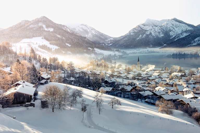 Blick auf den Ort Schliersee, den See und die Berge im Hintergrund