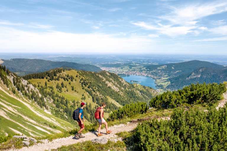 Bergsteiger unterwegs am Wanderweg.