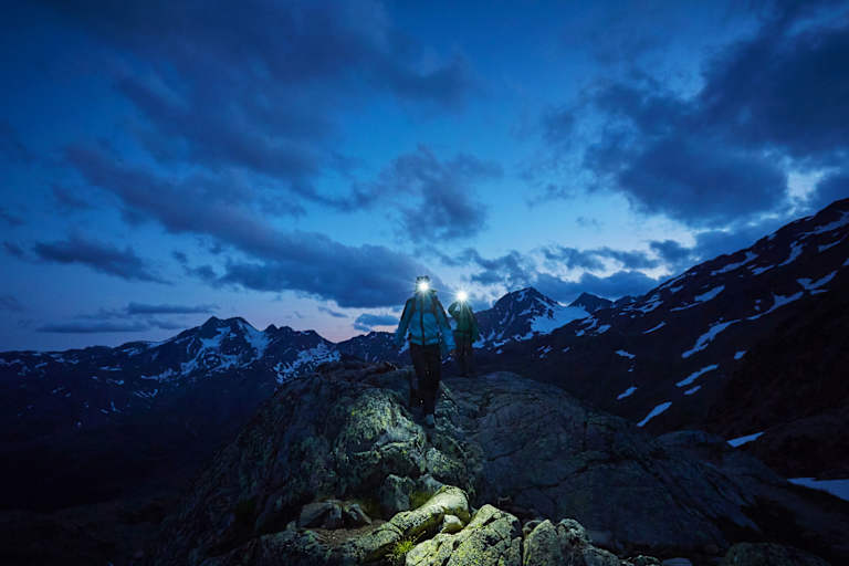 Bergwanderer bei Nacht im Südtiroler Schnalstal