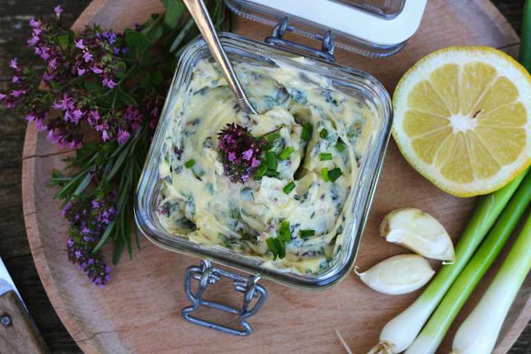 Selbstgemacht: Kräuterbutter aus heimischen Wildkräutern