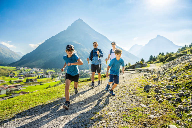 Eine Familie wandert in Paznaun Ischgl.