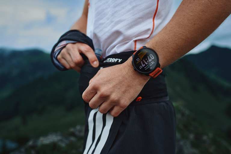 arm einer frau mit einer suunto race 2 sportuhr am handgelenk