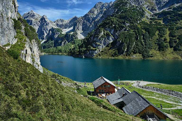 Der Tappenkarsee mit der Tappenkarseealm