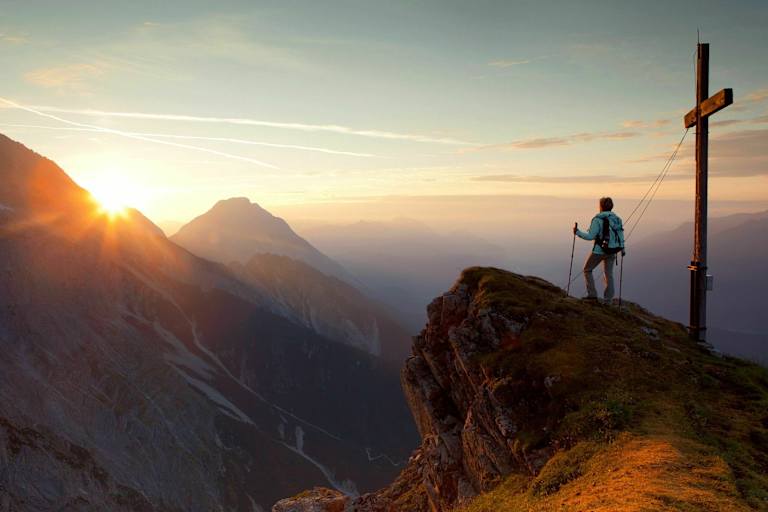 Wandern in Tirol: Sonnenaufgang über der Mieminger Kette