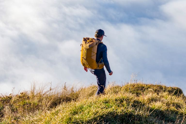 Ein Mann trägt den Rucksack von Exped auf den Rücken