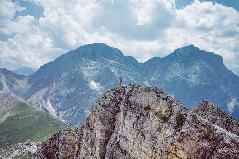 Am Gipfelgrat des Paresbergs, im Süden dahinter Neuner­ und Zehnerspitze.