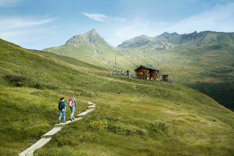 Von der Motta Naluns an einer priaten Hütte vorbei in Richtung Fuorcla Champatsch.