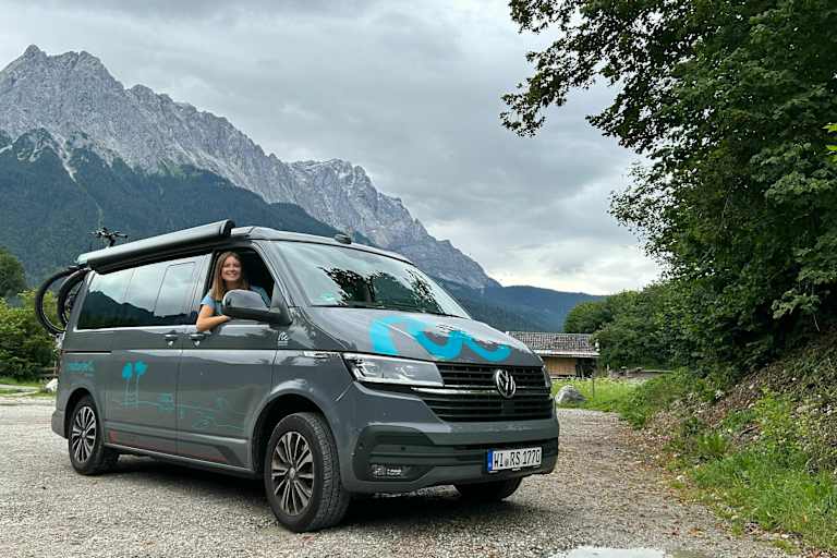 Campervan vor Berg