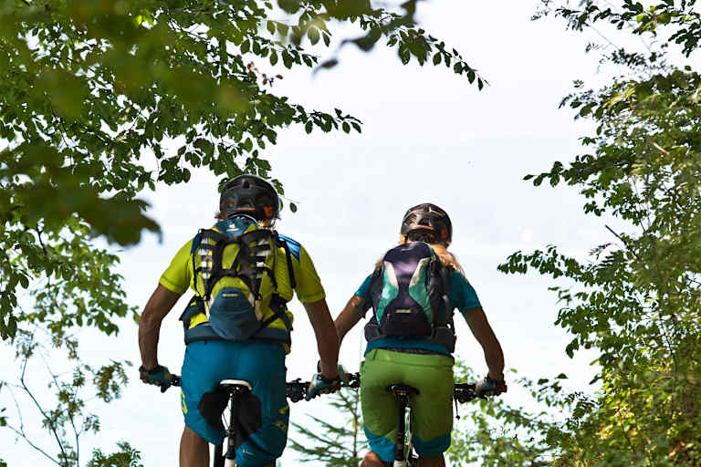 Zwei Radfahrer auf dem Uferweg.