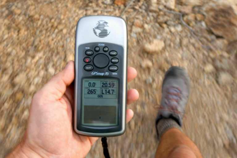 Höhenmesser: Wanderer mit GPS-Gerät