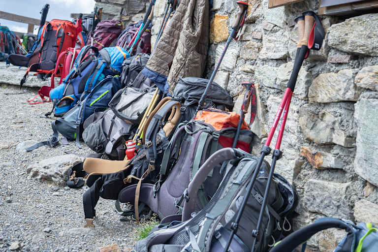 Wanderrucksäcke an einer Berghütte
