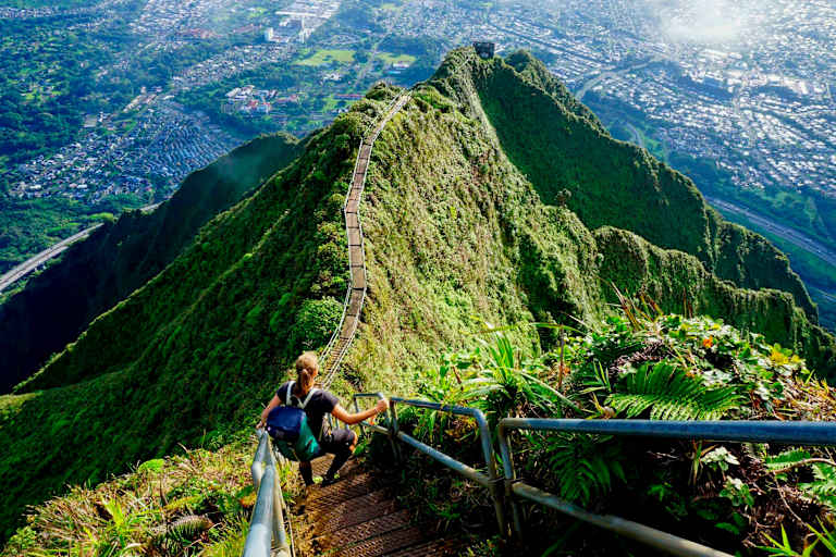Die Haiku Stairs auf der hawaiianischen Insel Oahu