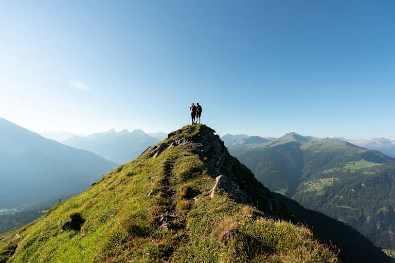 Ein aussichtsreicher Gratweg prägt die Höhenwanderung oberhalb der Lenzerheide – spektakulär anzusehen und meist deutlich weniger ausgesetzt, als es auf den ersten Blick wirkt.
