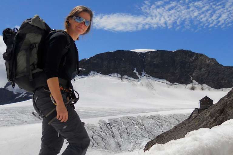 Heidi von Wettstein mit der Müllerhütte (3.145 m), die sie seit 10 Jahren führt