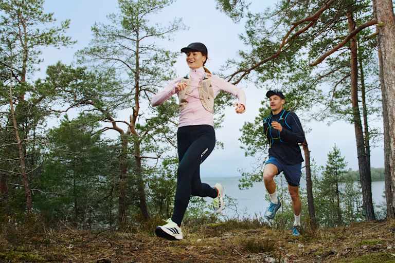 Die Influencerin Judith Mayer und ihr Begleiter haben sichtlich Spaß beim Trailrunning.