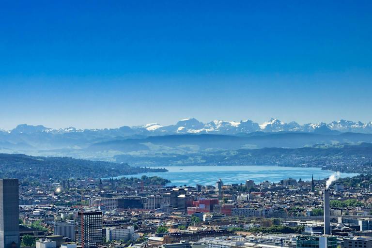 Zürich: Blick über die Stadt in die Berge
