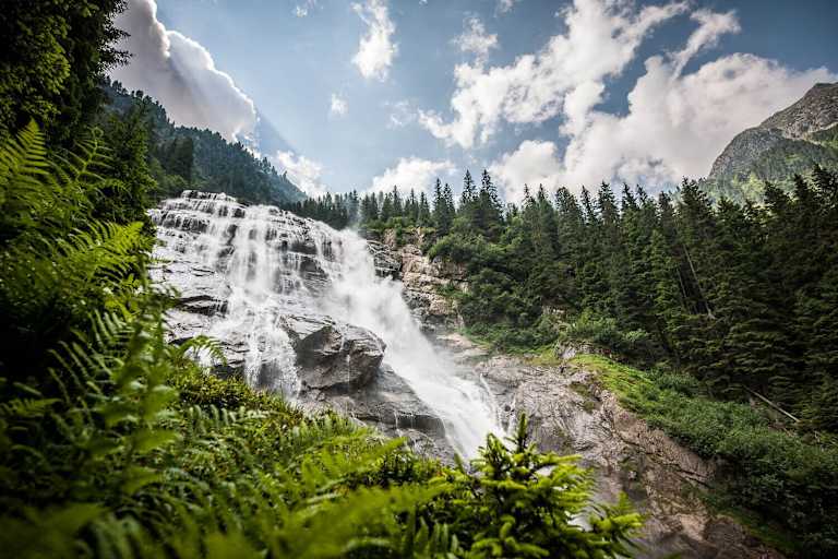 Der imposante Grawa Wasserfall als zentrales Element des WildeWasserWeges im Stubaital