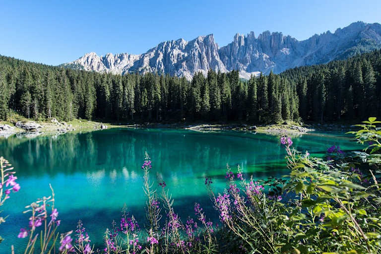 Der Karer See mit dem Latemar im Hintergrund