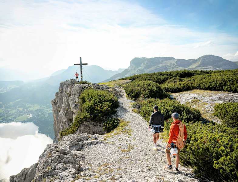 Am Gipfelkreuz der Trisselwand hoch über den Altausseer See.