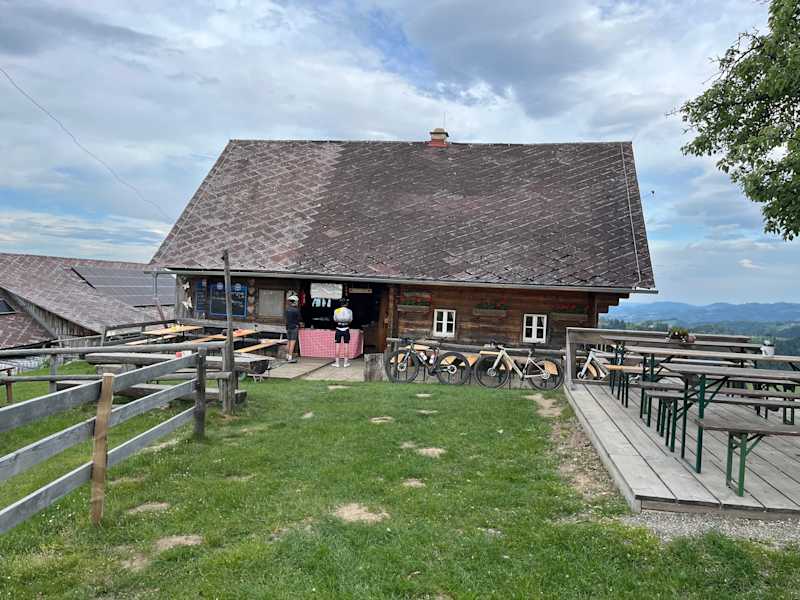 Almhütte Remschniggalm in der Südsteiermark mit Tischen und Bänken