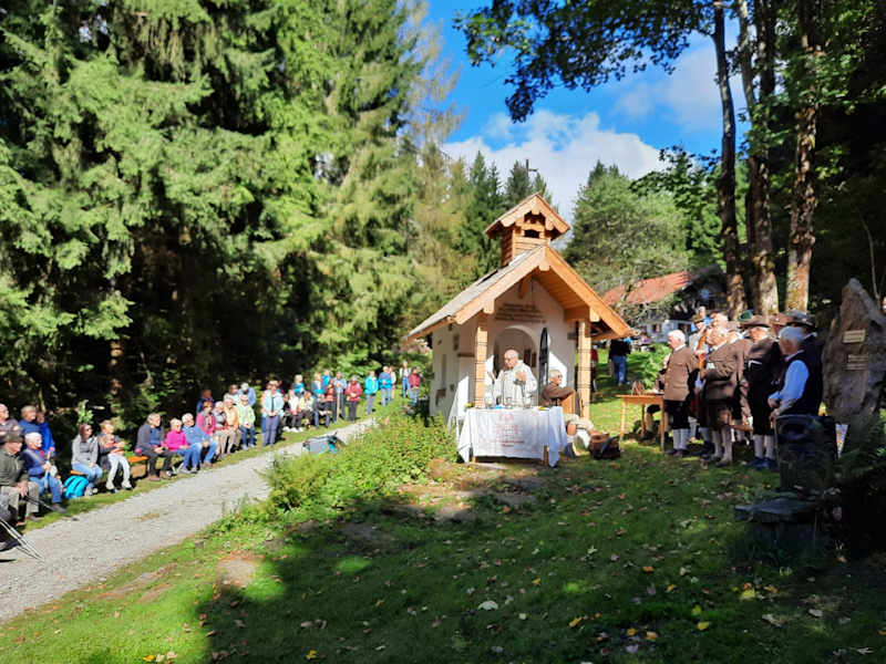 Kapelle und Bergmesse unweit der Hütte