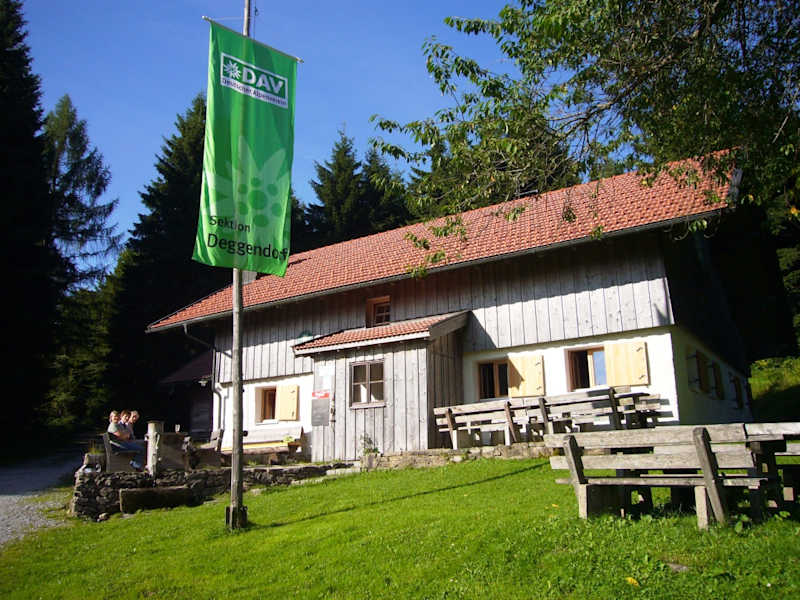 Nur ein paar hundert Meter von Deggendorf entfernt befindet sich auf der Rusel die Hochwaldhütte