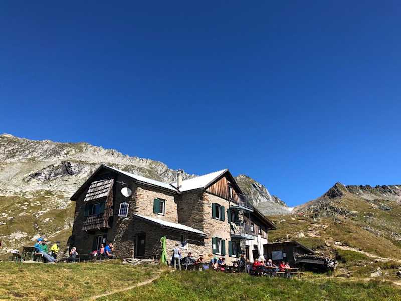 Birnlückenhütte mit Blick auf die Birnlücke
