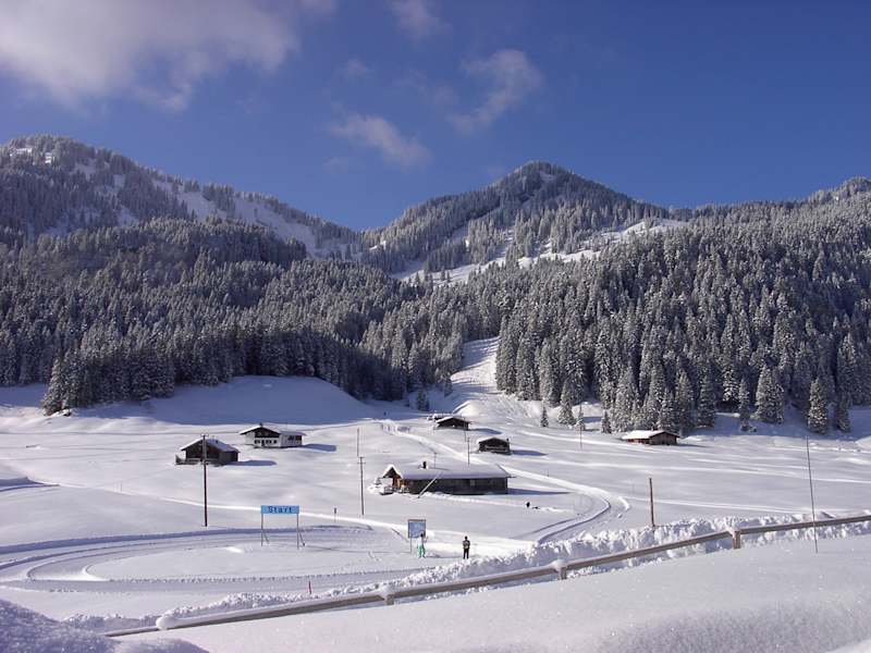 Die Albert-Link-Hütte iegt auf 1.053 m Seehöhe auf der weitläufigen Valepper Alm, gesäumt von sanft ansteigenden, bewaldeten Bergflanken.