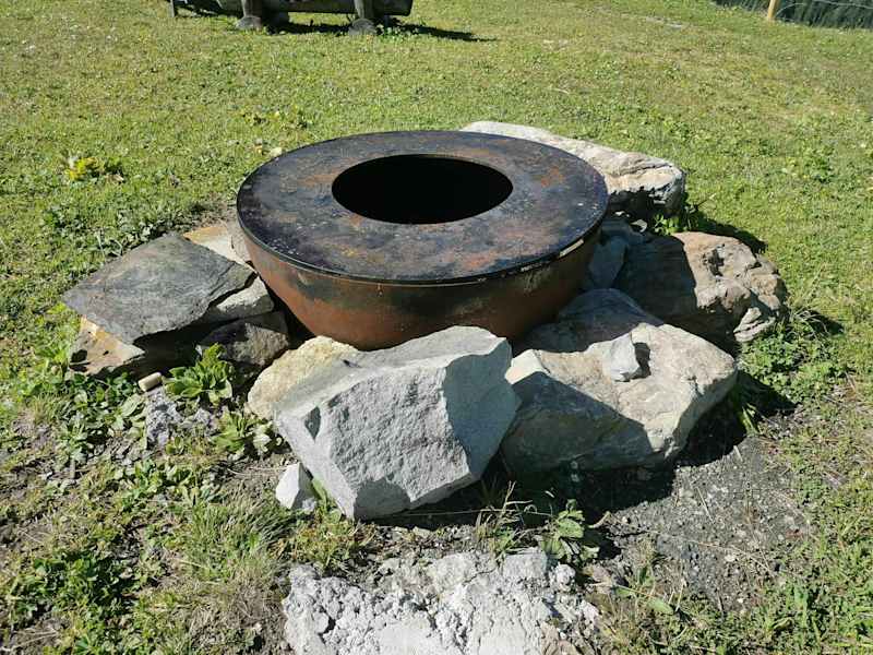 Vor dem Naturfreundehaus Medergerfluh befindet sich eine Grillstelle.