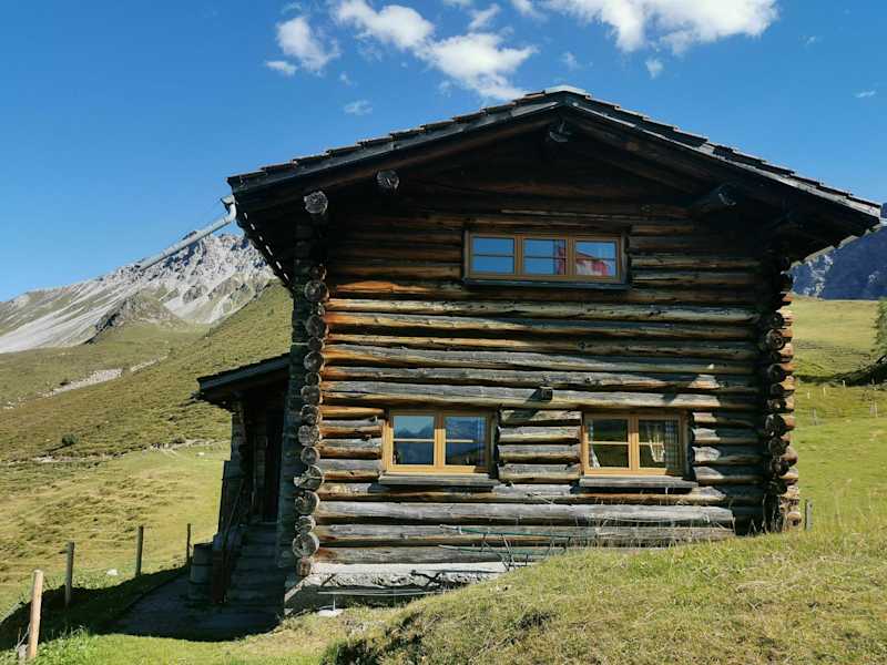 Das Naturfreundehaus Medergerfluh ist eine Blockholzhütte.
