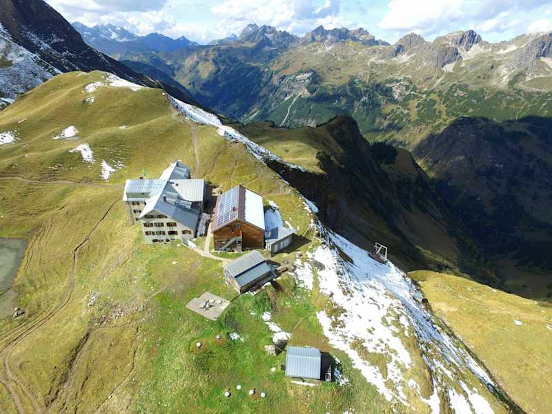 Der Blick auf die Rappenseehütte in den Allgäuer Alpen