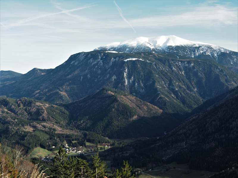 An klaren Tagen hat man Fernblick auf 36 Gipfel, darunter Schneeberg und Rax, Ötscher und Hochschwab.