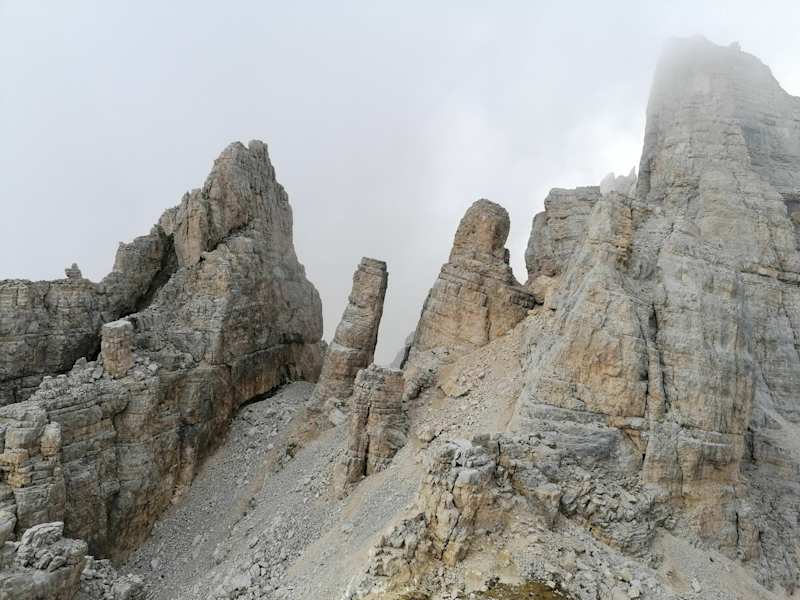Die Felsnadel, die der "Torre-di-Pisa-Hütte" ihren Namen verleiht
