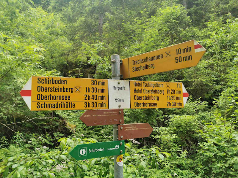Berggasthaus Tschingelhorn - Wegweiser am Weg zum Berggasthaus