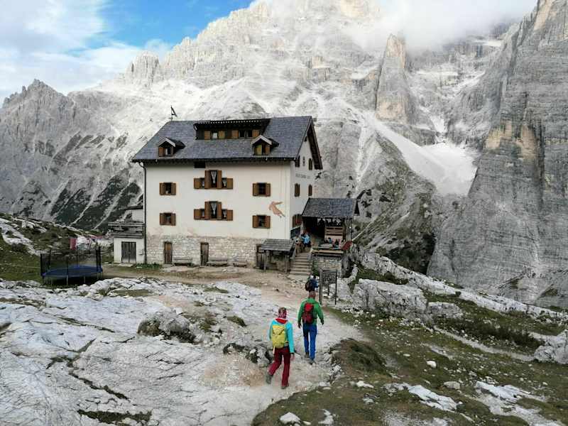 Am Fuße des Zwölferkofels liegt die Zsimondyhütte