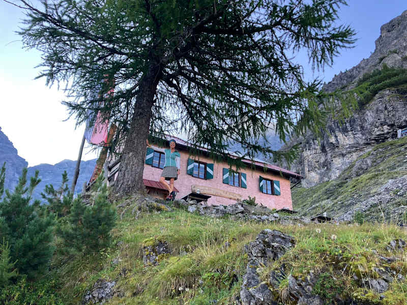 Hüttenwirtin Hiltrud vor der Berglhütte