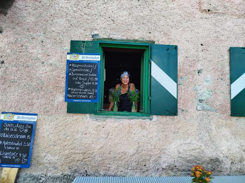 Hüttenwirtin Hiltrud in ihrer Berglhütte