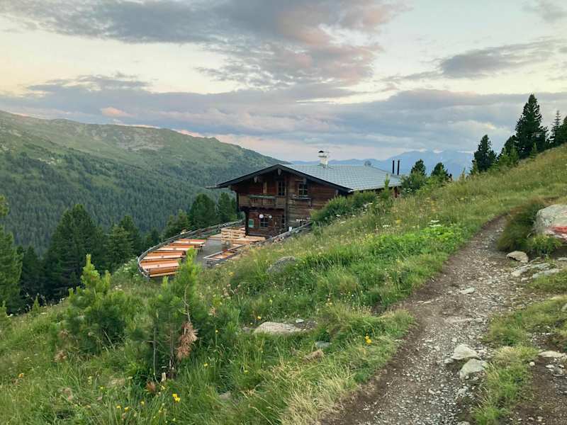 Das Almgasthaus Boscheben schmiegt sich an den Hang.