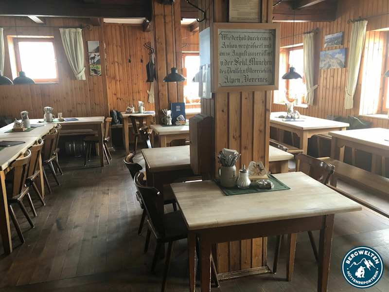 Die Gaststube der Knorrhütte