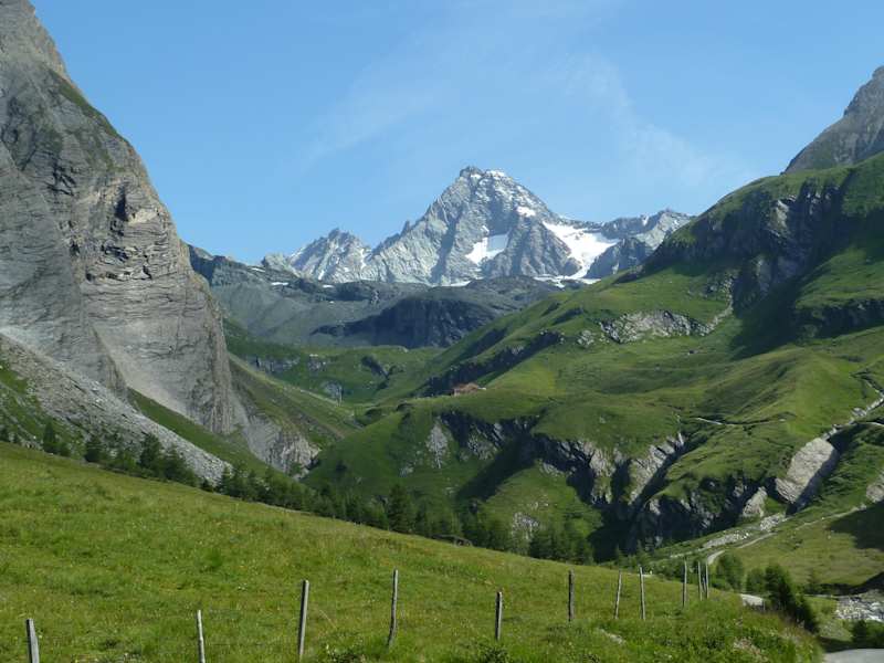 Die Lucknerhütte vor der Pyramide des Großglockners