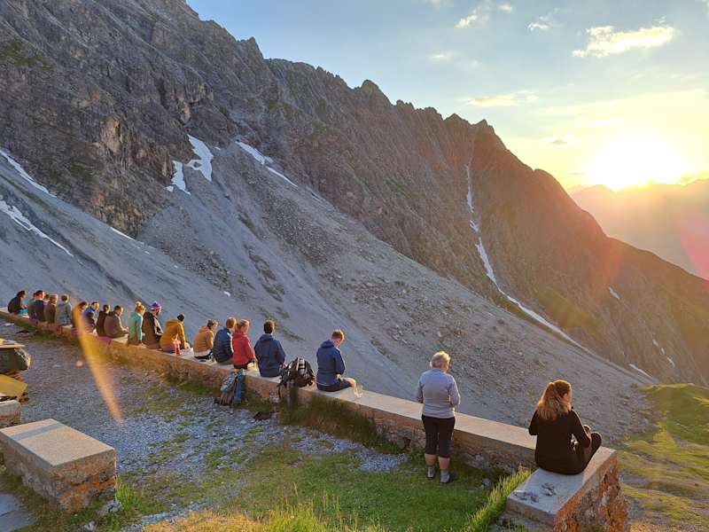 Den Sonnenuntergang auf der Terrasse der Lischanahütte genießen