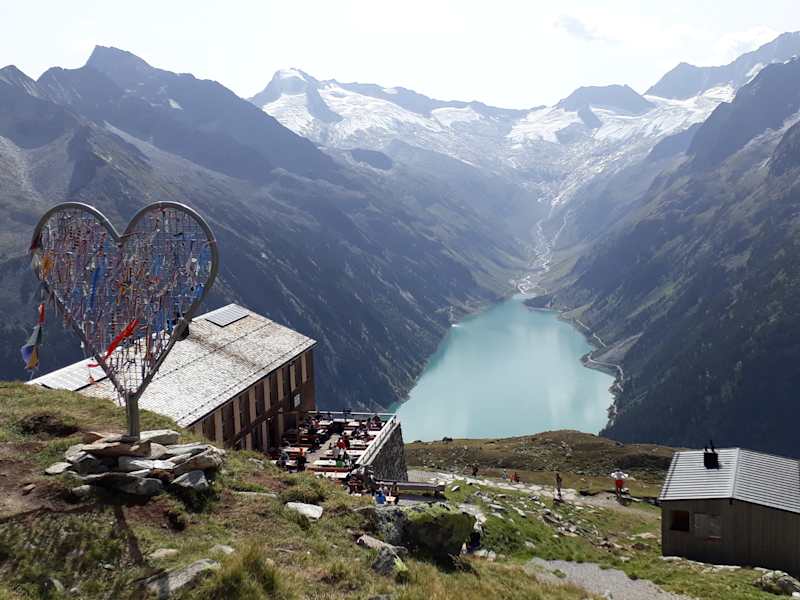 Die Olpererhütte mit Blick auf den Schlegeisstausee
