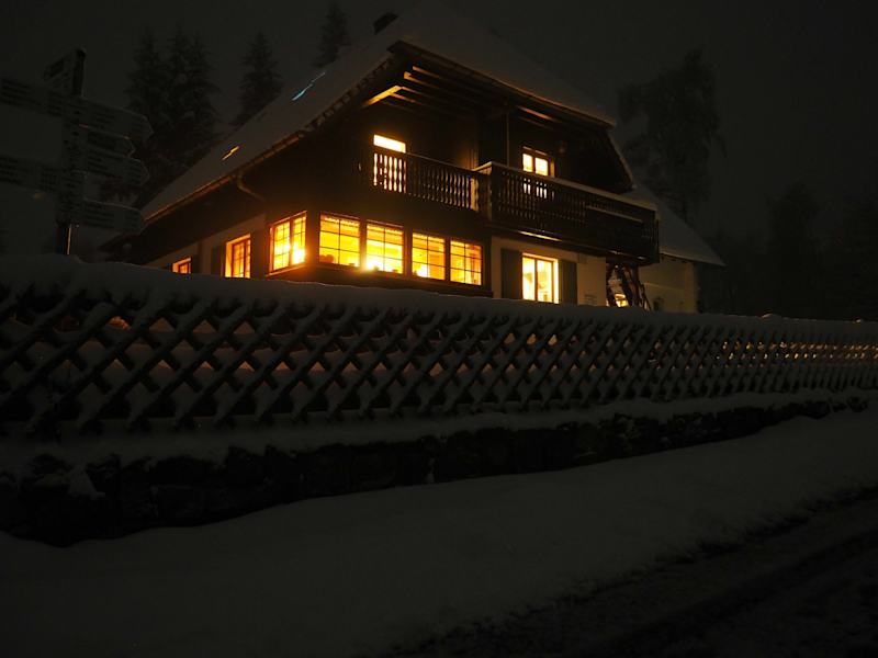 Wanderheim Kreuzmoos im nächtlichen Winter