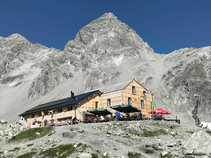 Die Totalphütte vor dem Zirmenkopf
