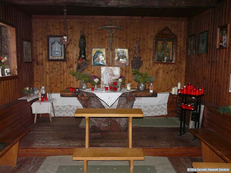 Kleiner Schutzraum in der Lorettokapelle mit Gipfelbuch.