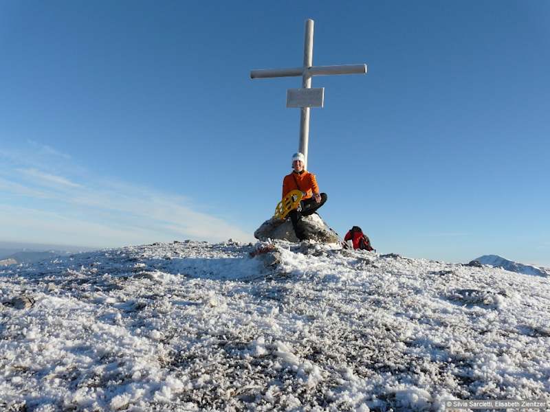 Am Hochanger eröffnet sich ein Rundblick vom Hochschwabgipfel über die Aflenzer Staritzen, den Tonion und die Veitschalpe bis zu den kleinen Nachbargipfeln, dem Rauschkogel und dem Turntaler Kogel.